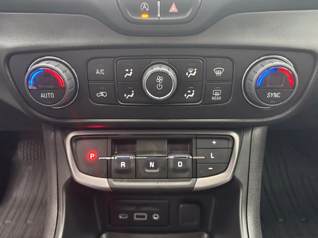 Used 2022 White GMC AT4 image 6