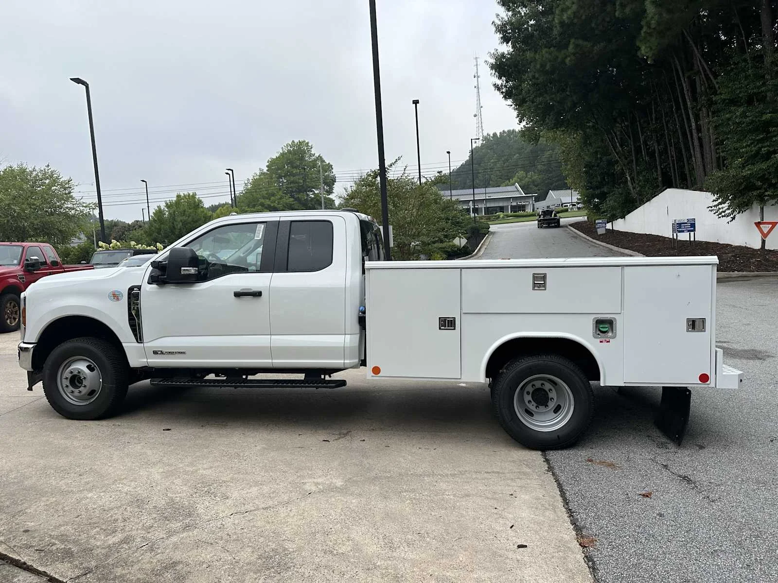 New 2025 Oxford White Ford XL image 4