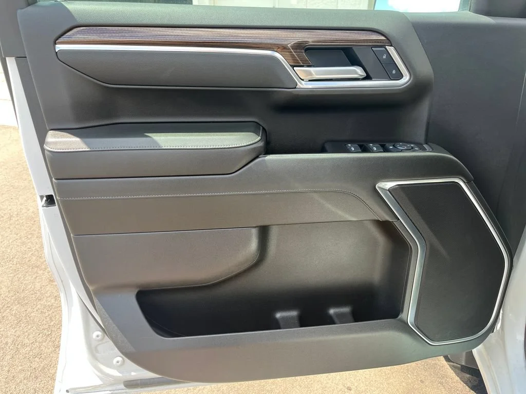 New 2025 Summit White Chevrolet LT (2FL) image 10