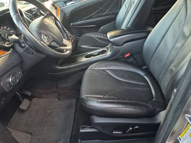 Used 2017 Silver Lincoln Reserve image 15