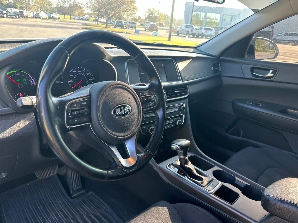 Used 2017 Snow White Pearl Kia Base image 13