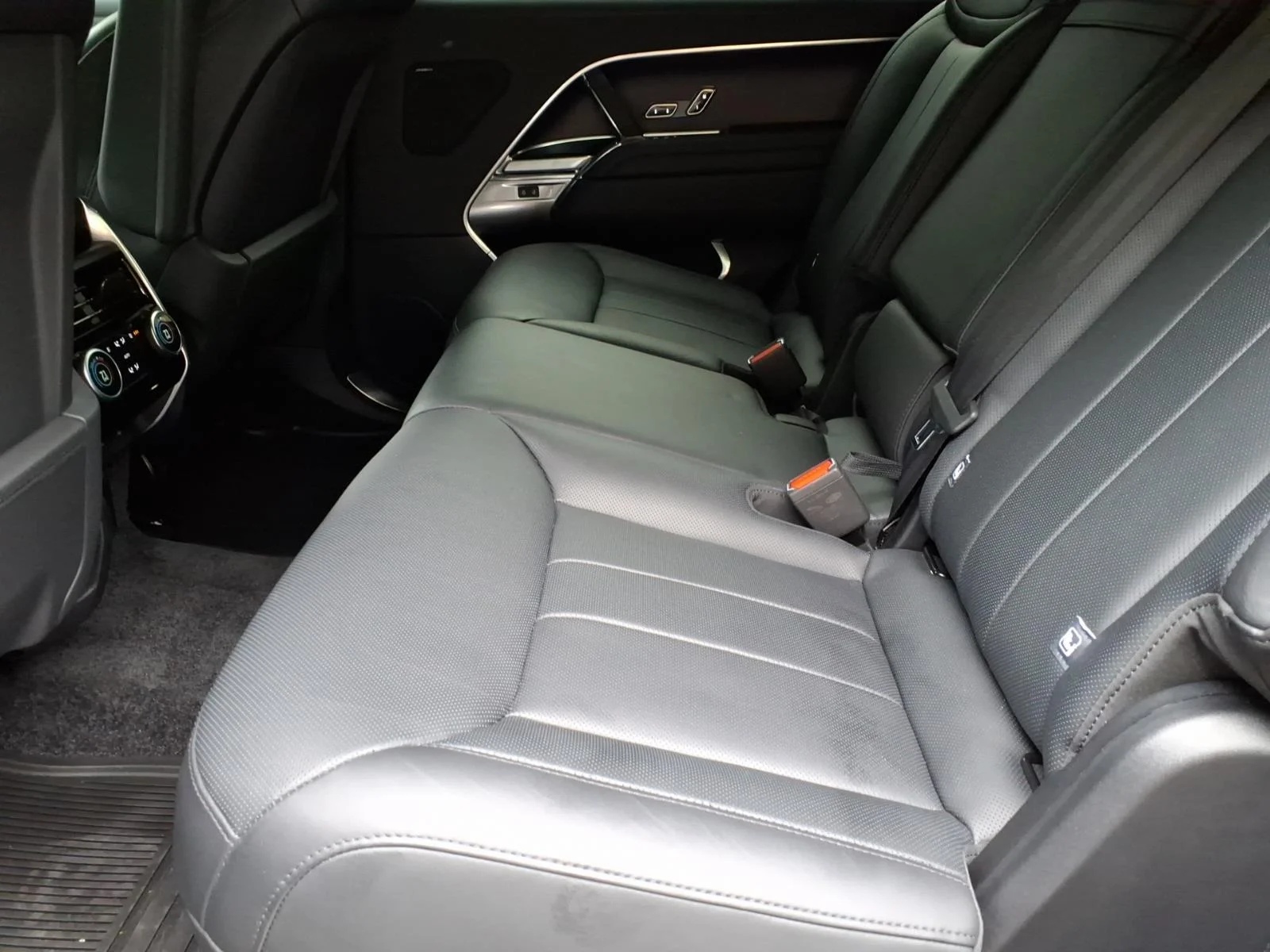 Used 2025 Batumi Gold Premium Metallic 1dm Land Rover SE LWB image 5
