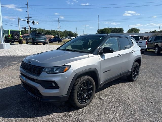Used 2023 Silver Jeep Latitude image 2