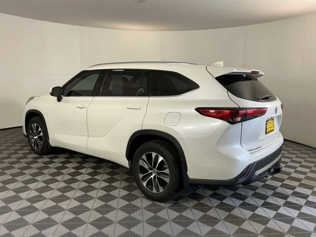Used 2020 White Toyota XLE image 7