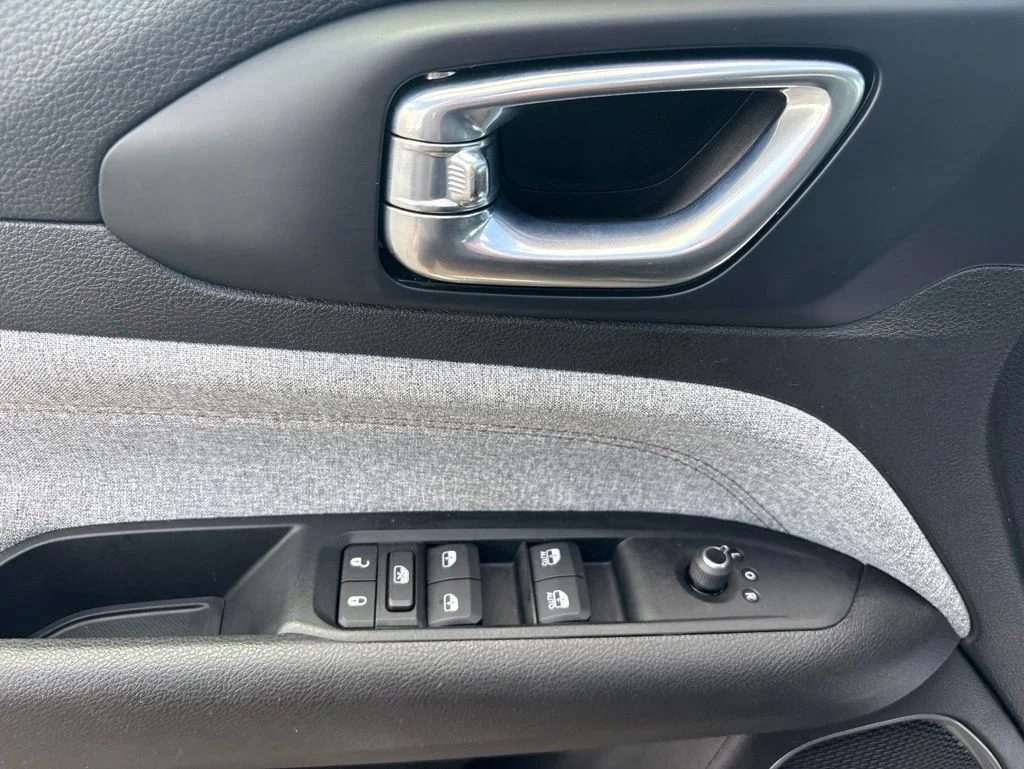 Used 2022 Black Jeep Latitude Lux image 13