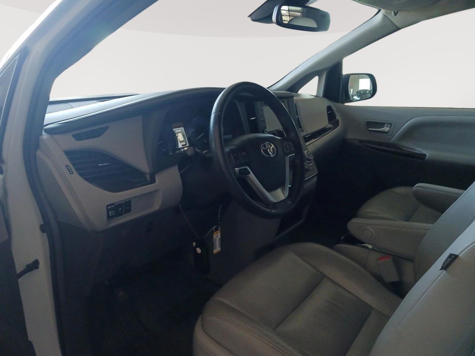 Used 2018 Blizzard Pearl Toyota XLE image 3