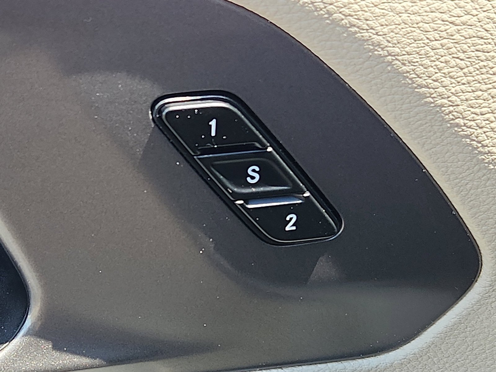 Used 2024 Brilliant Black Crystal Pearlcoat Chrysler Hybrid Select image 27