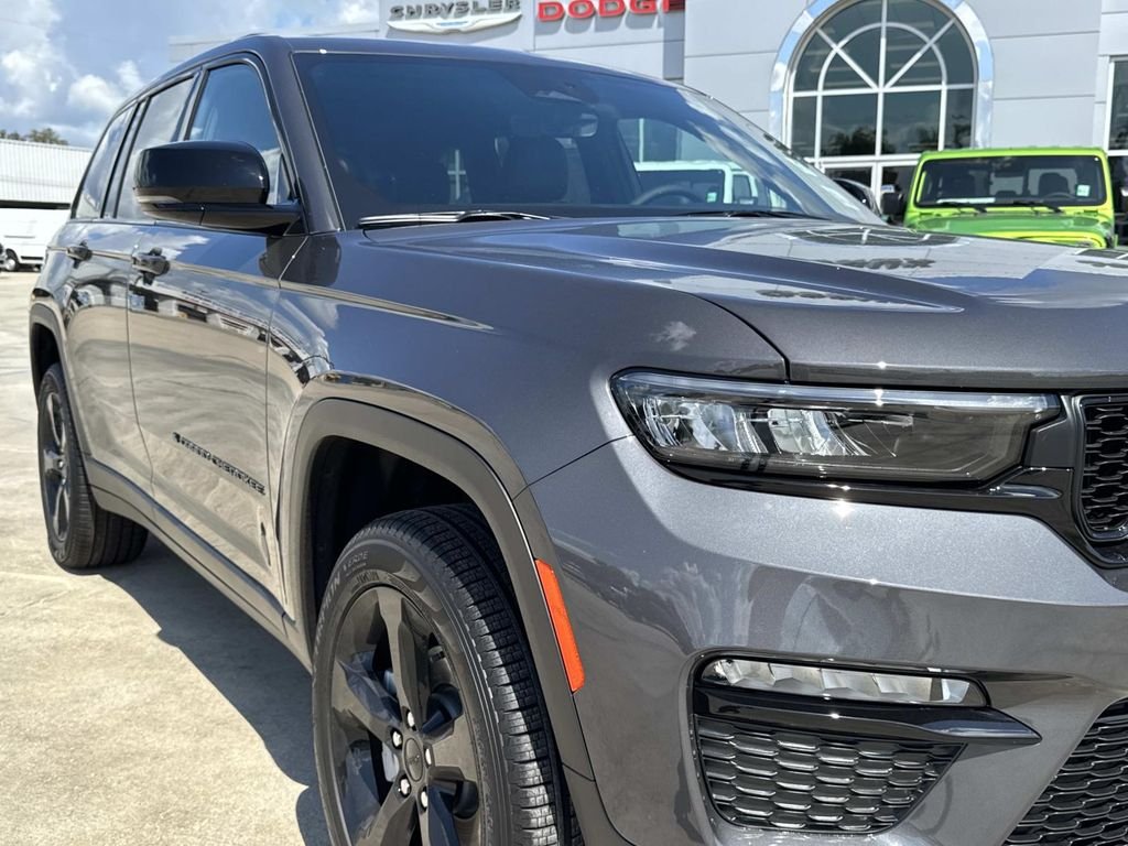 New 2025 Baltic Gray Metallic Clear-Coat Exterior Paint Jeep Limited image 19