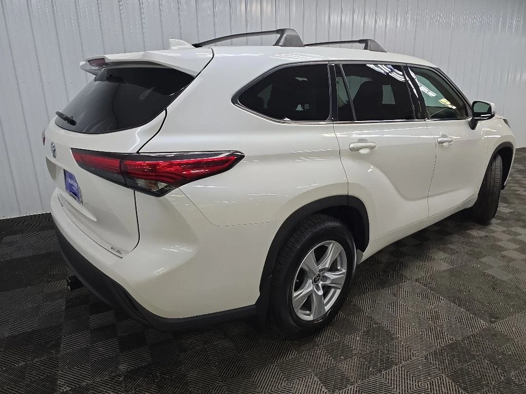 Used 2020 White Toyota L image 10