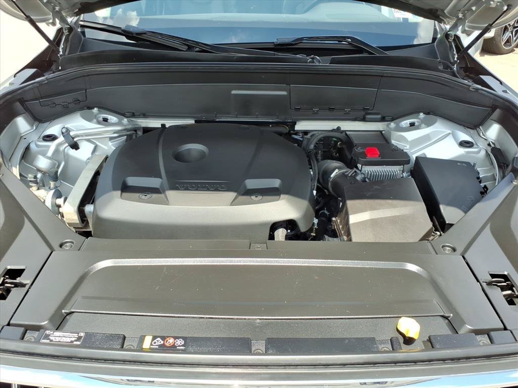 Used 2021 Bright Silver Metallic Volvo Momentum image 10