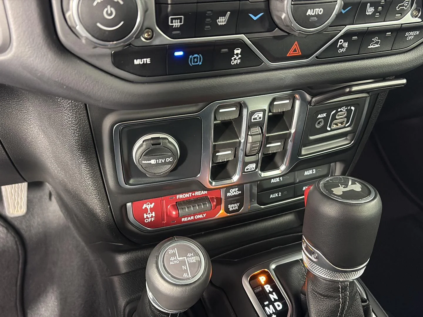 Used 2025 Bright White Clearcoat Jeep Rubicon X image 40