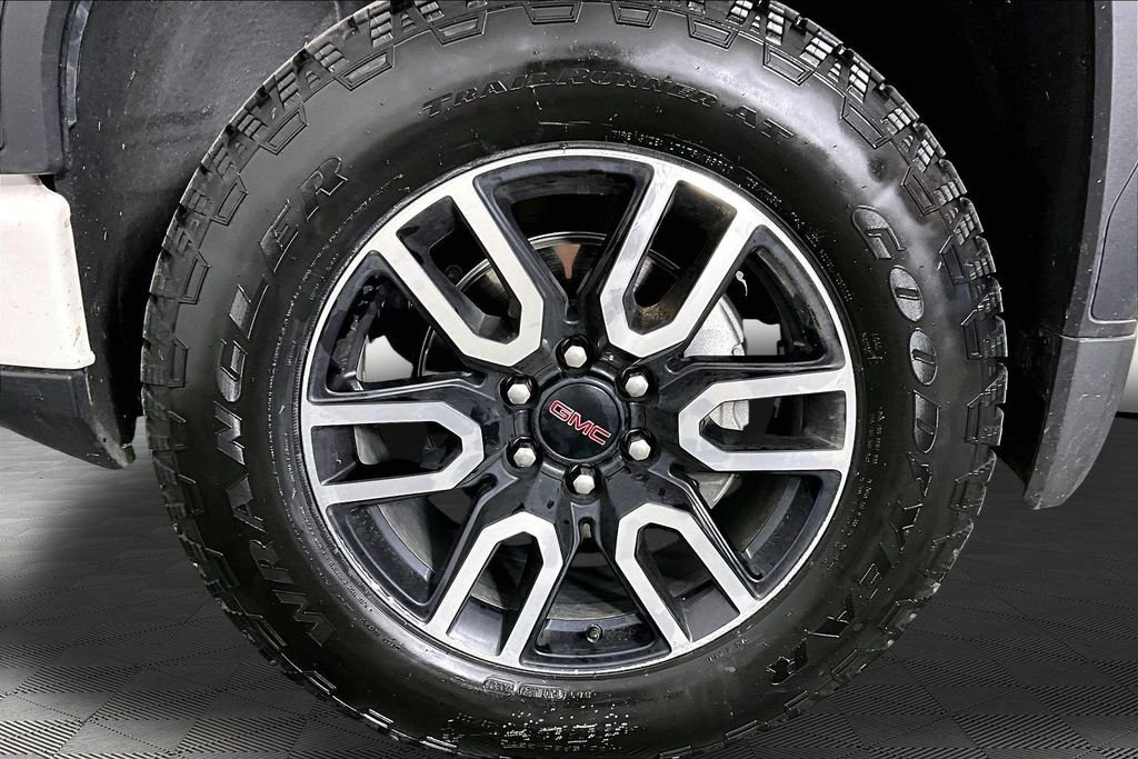 Used 2025 White GMC AT4 image 25