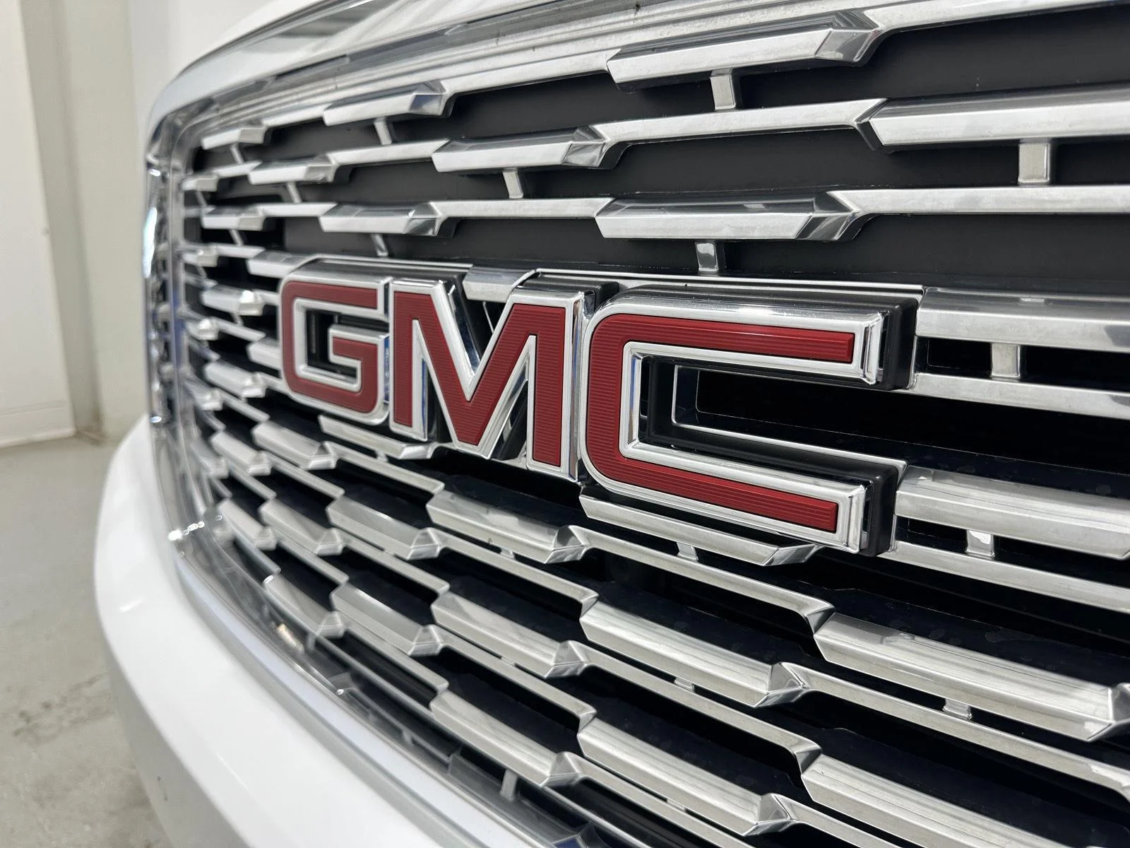 Used 2019 SUMMIT WHITE GMC Denali image 30