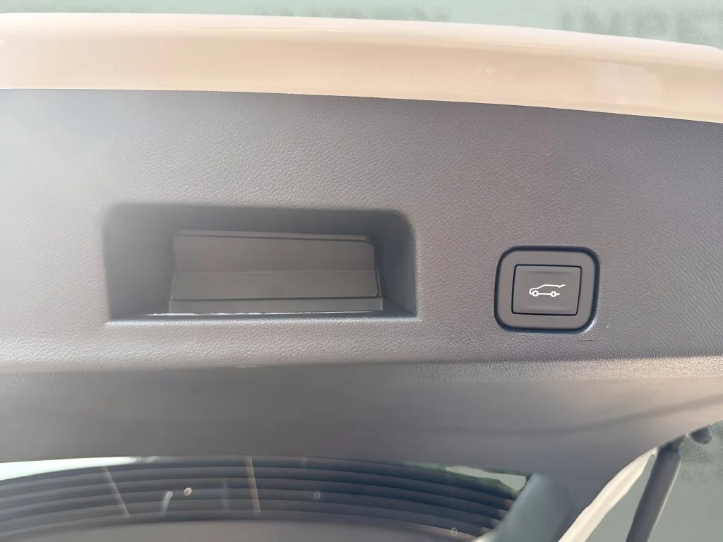 New 2027 Summit White GMC Elevation image 34