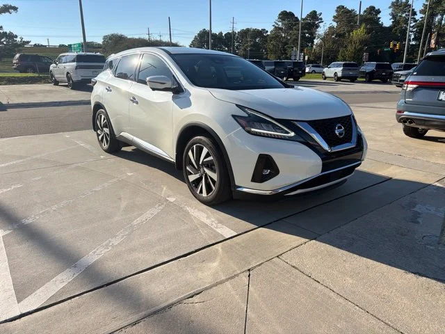 Used 2022 White Nissan SL image 6