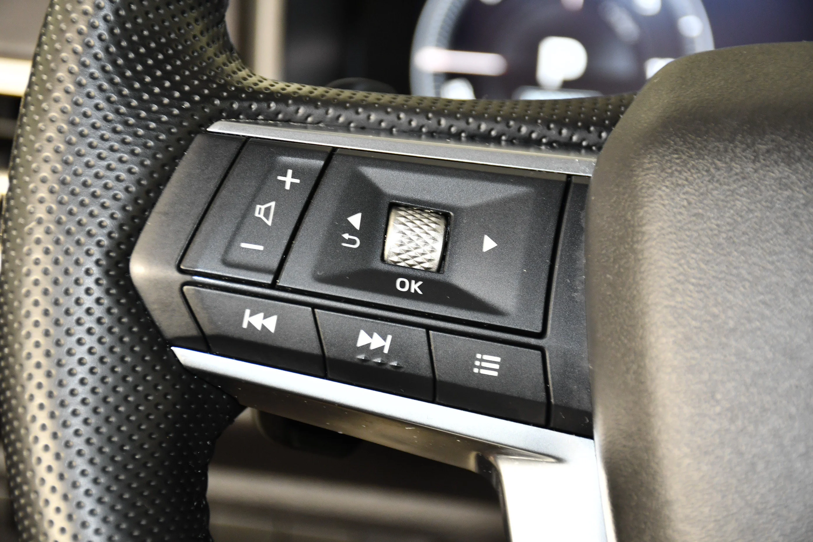 Certified Used 2025 Black Diamond Mitsubishi SE image 20