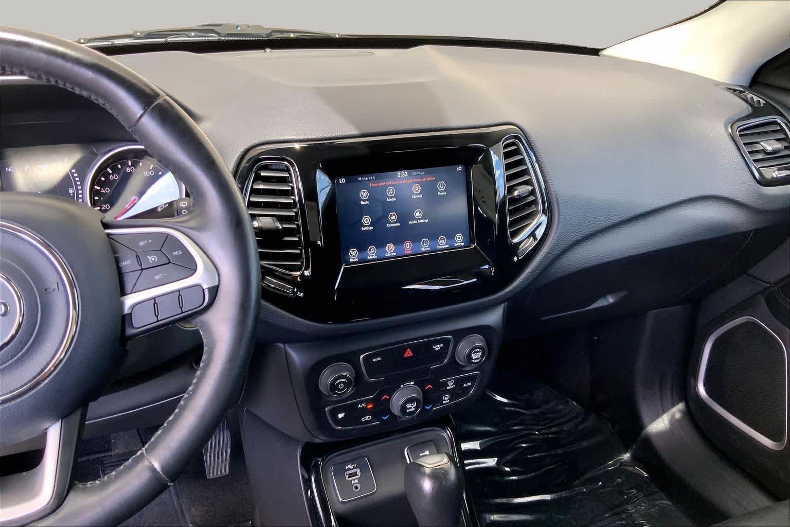 Used 2019 Granite Crystal Metallic Clearcoat Jeep Altitude image 7
