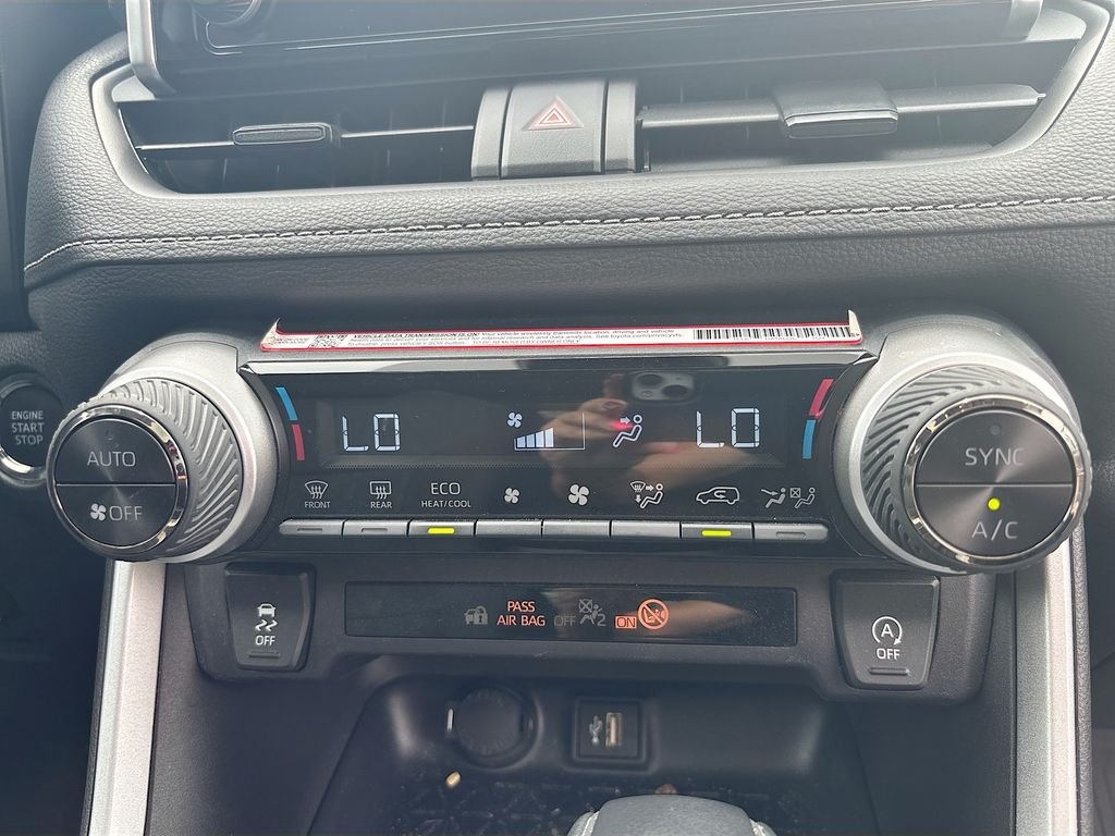 Used 2025  Toyota XLE image 26