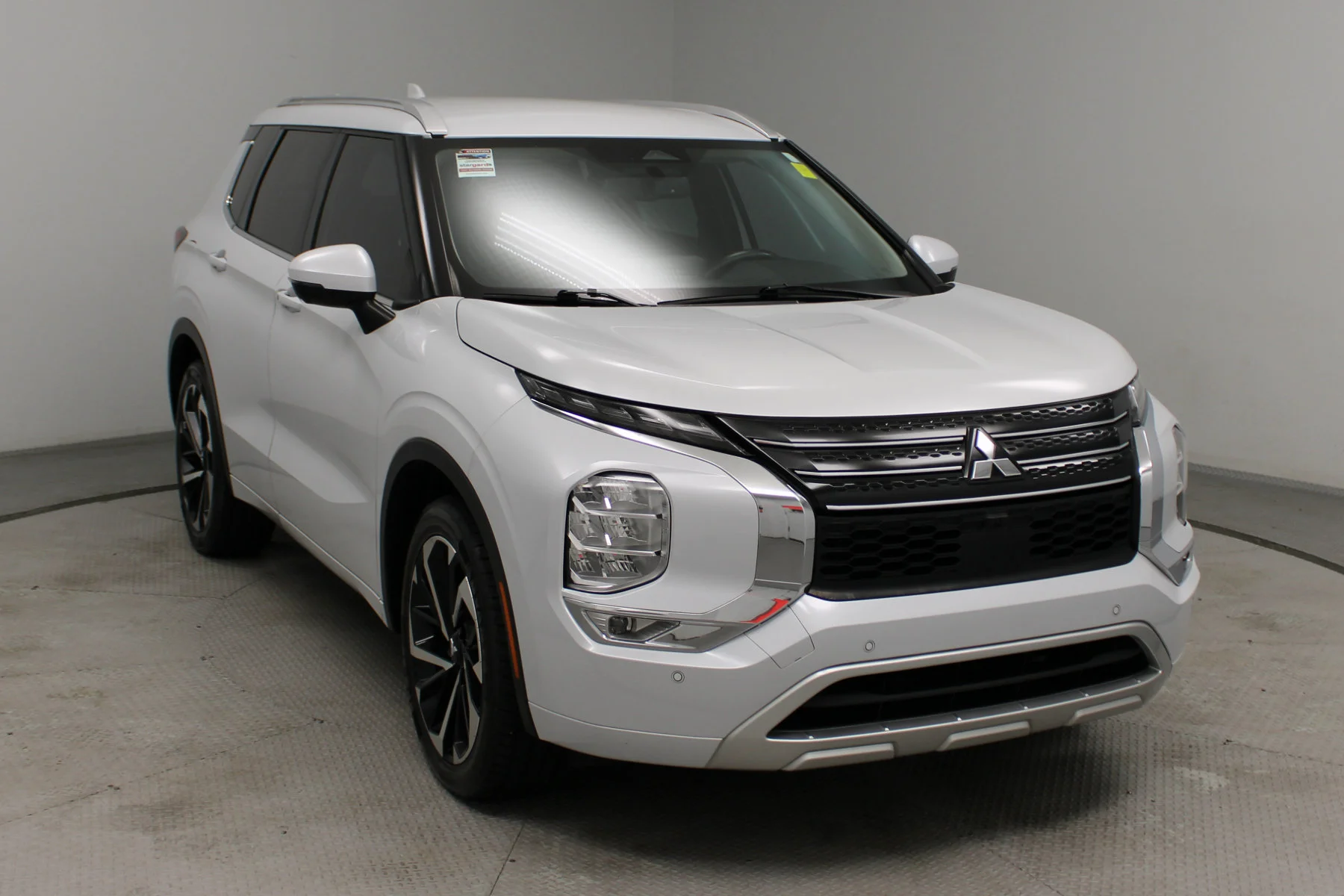 Used 2023 White DIAMOND Mitsubishi SEL 2.5 2WD image 1