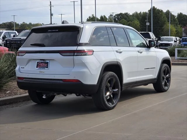 New 2027 Bright White Clear-Coat Paint Jeep Limited image 3
