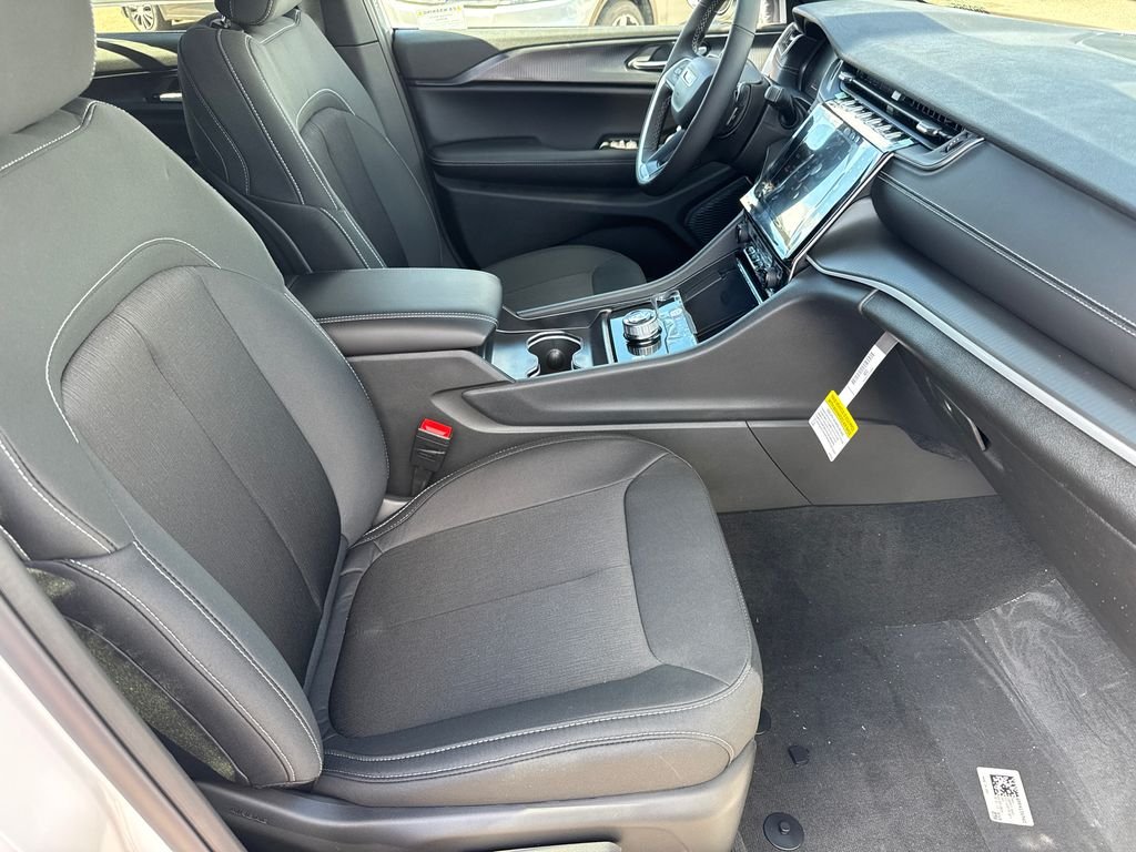 New 2026 Bright White Clear-Coat Exterior Paint Jeep Laredo X image 14