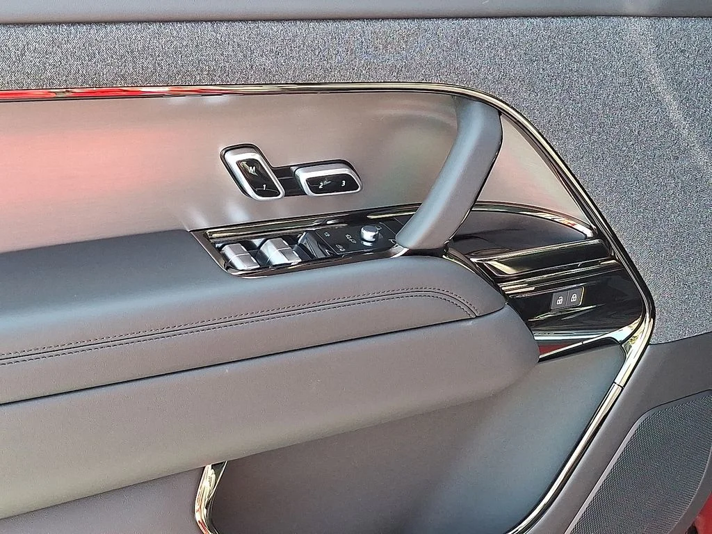 New 2026  Land Rover SE image 8