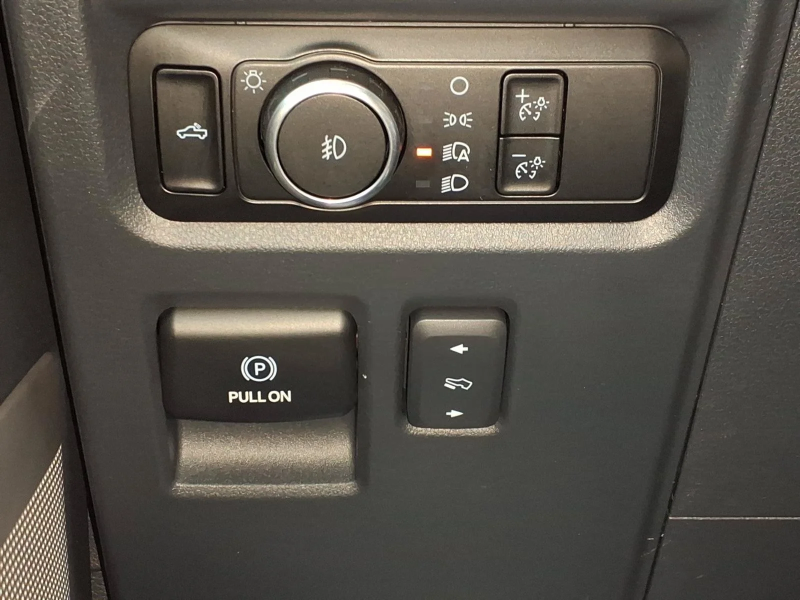 Used 2023 White Metallic Ford LARIAT image 31