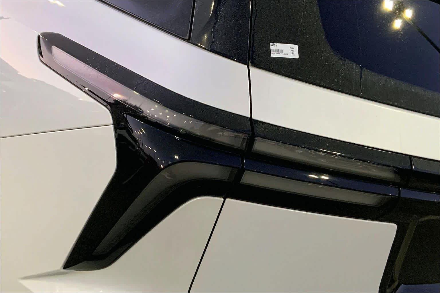 Used 2024 Iridescent Pearl Tricoat Chevrolet FWD RS image 25
