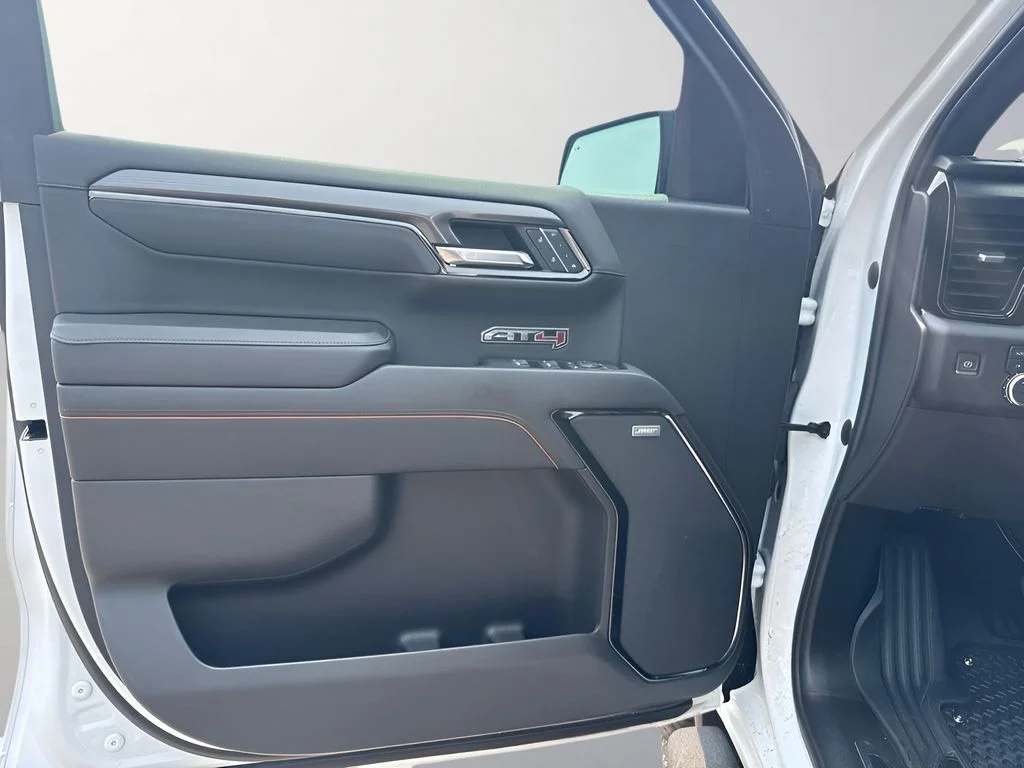 Used 2022 White GMC AT4 image 27
