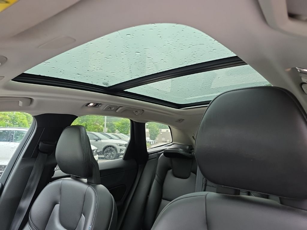 Used 2019 White Volvo T5 Momentum image 11