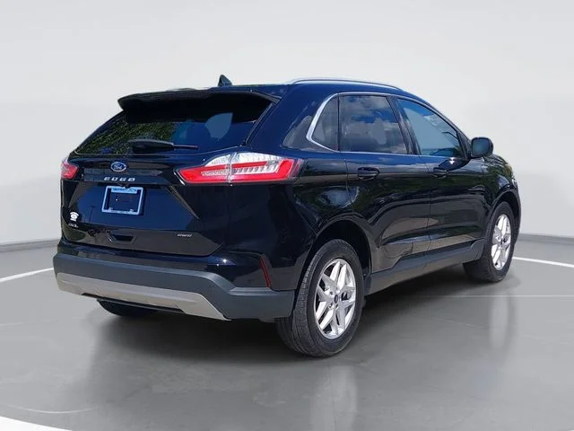 Used 2022 Black Ford SEL image 3