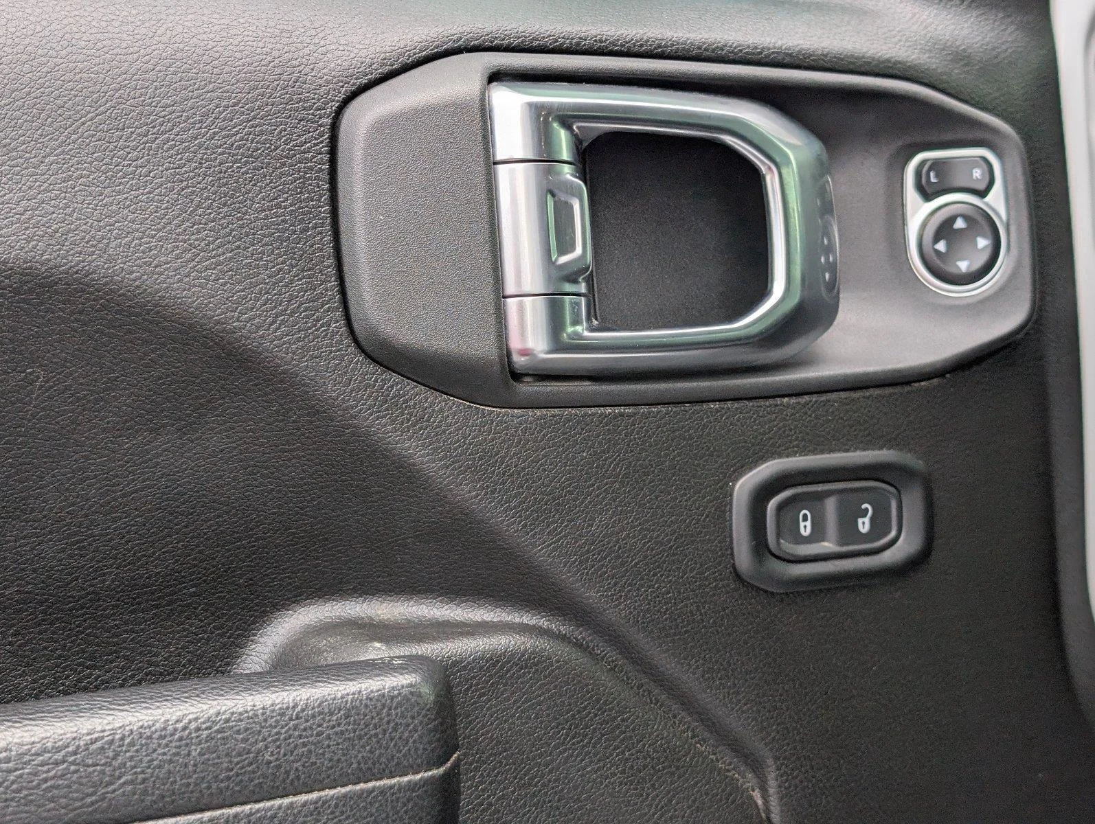 Used 2025 Bright White Clearcoat Jeep Sport S image 17