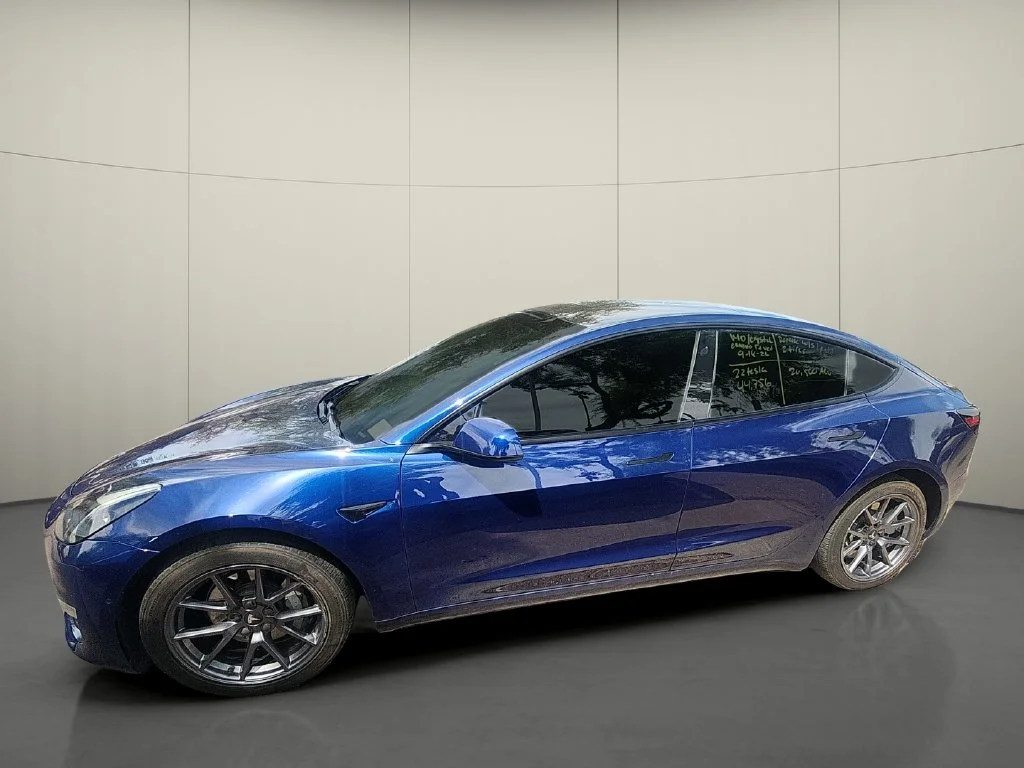 Used 2022  Tesla Base image 4