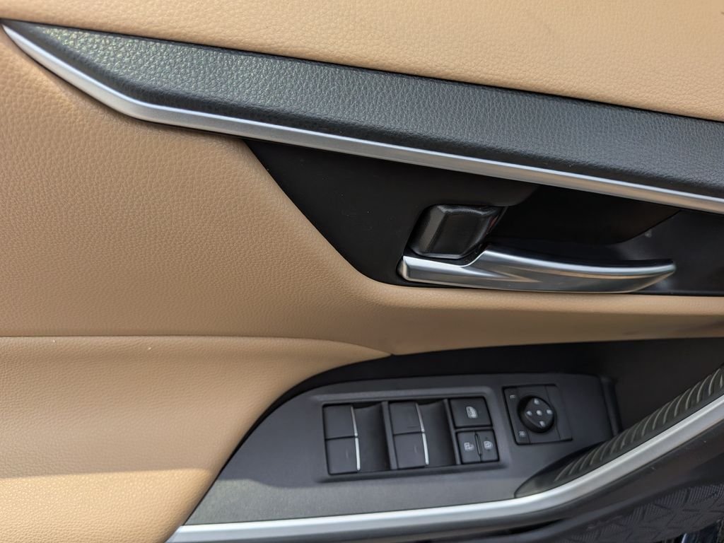 Used 2025  Toyota XLE Premium image 9