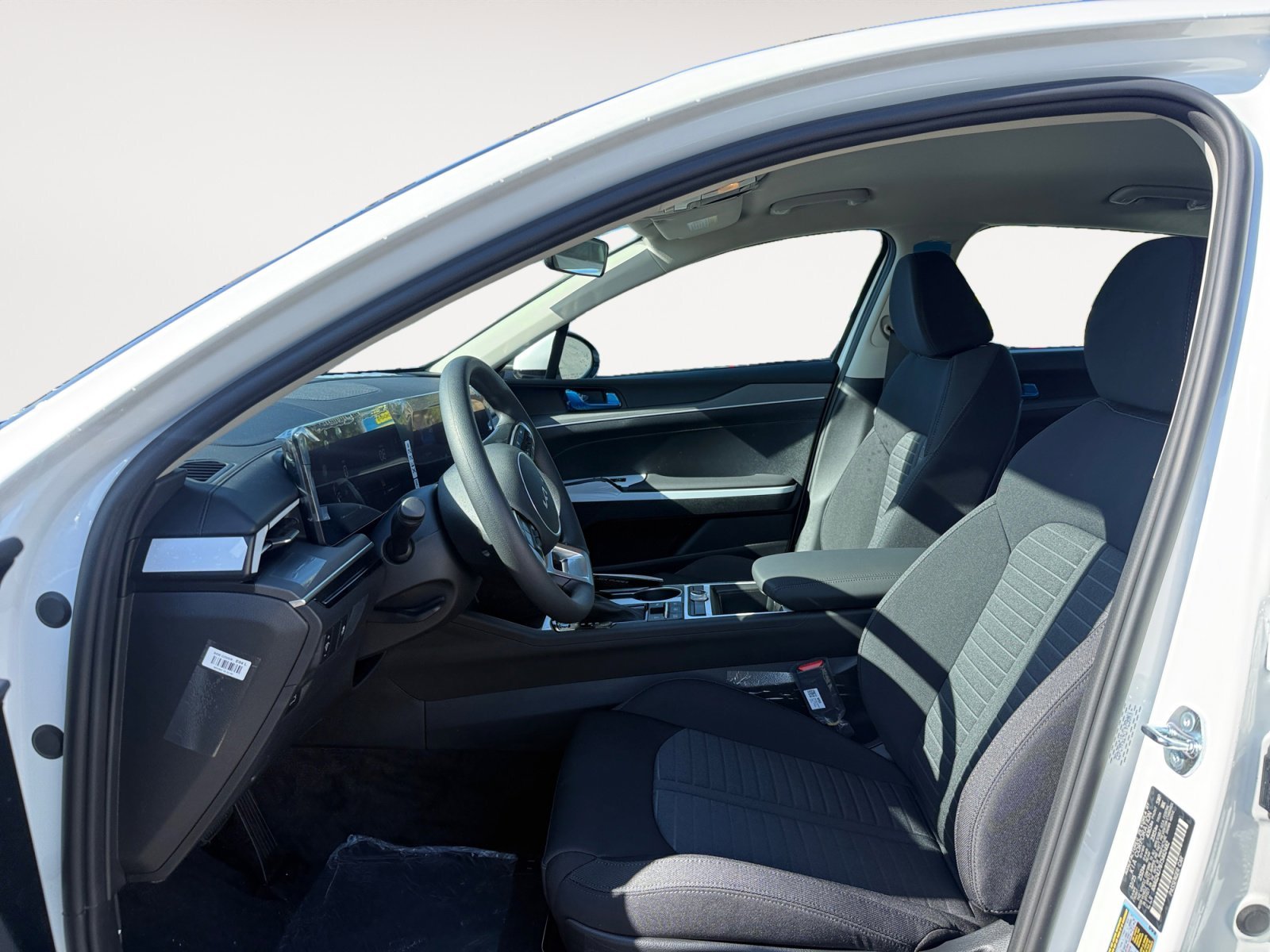New 2026 Snow White Pearl Kia LXS image 10
