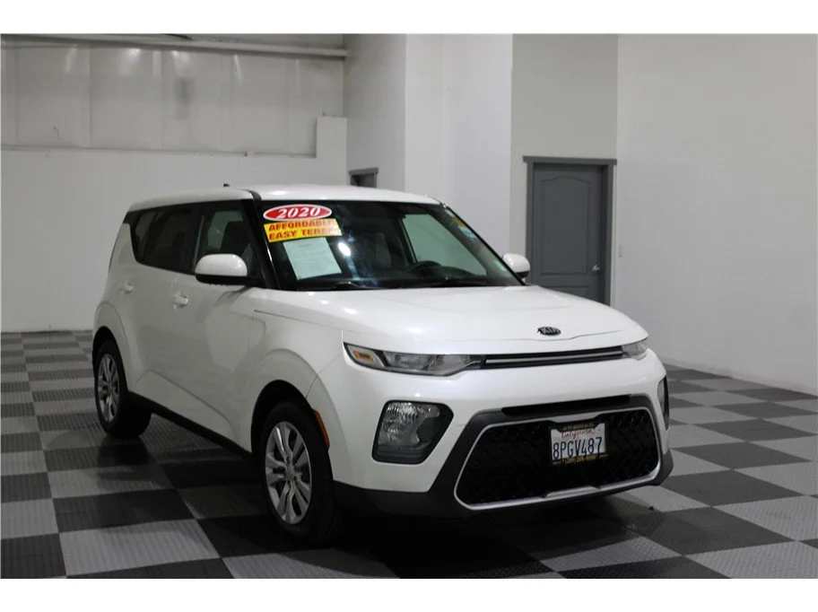 Used 2020 Snow White Pearl Kia LX image 3