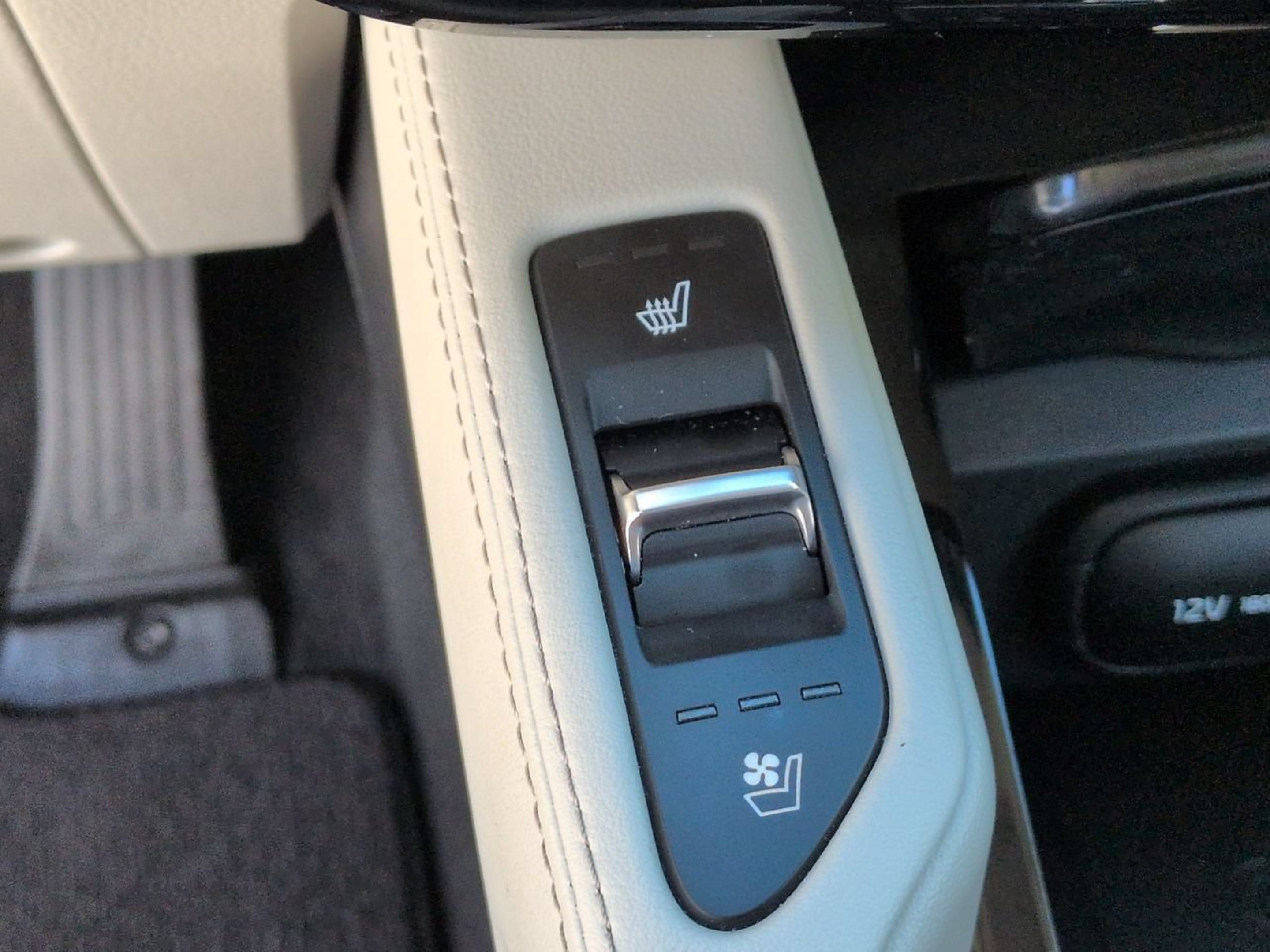 Certified Used 2025 Glacial White Pearl Kia EX image 31