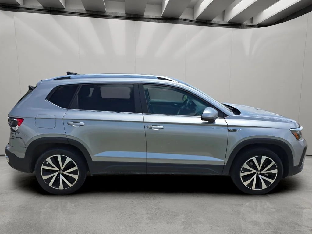 Used 2022 Pyrite Silver Metallic Volkswagen SE image 6
