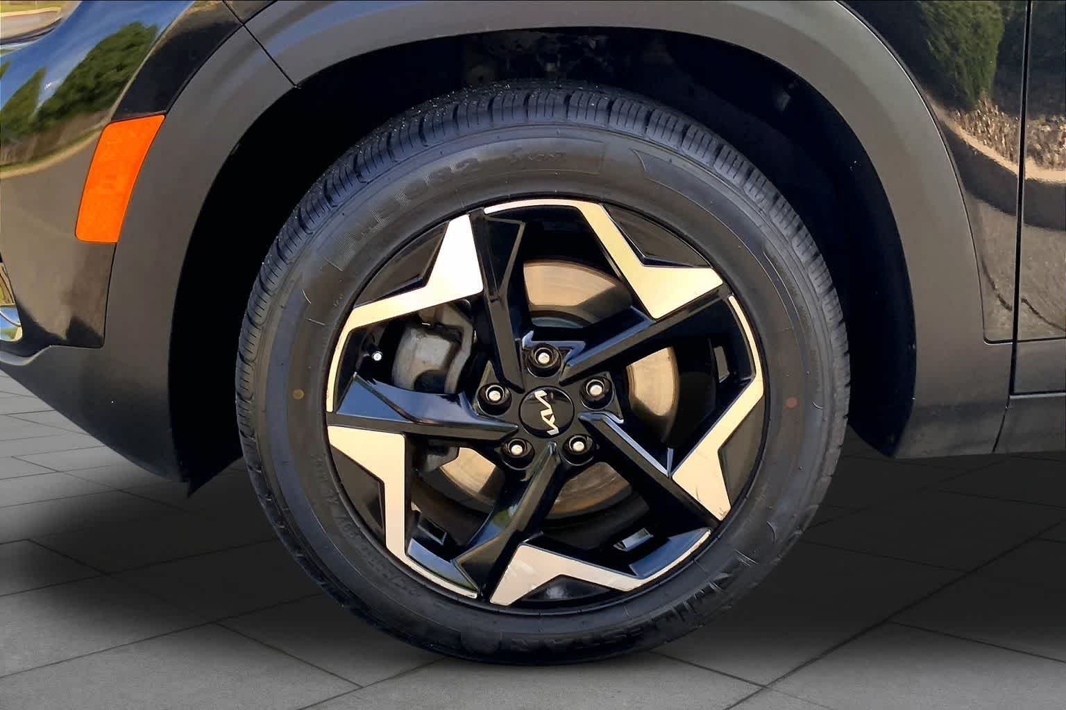 Used 2024 Fusion Black Kia EX image 11