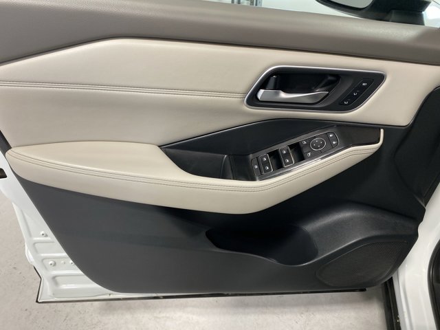 Used 2021 Pearl White Tricoat Nissan SL image 22