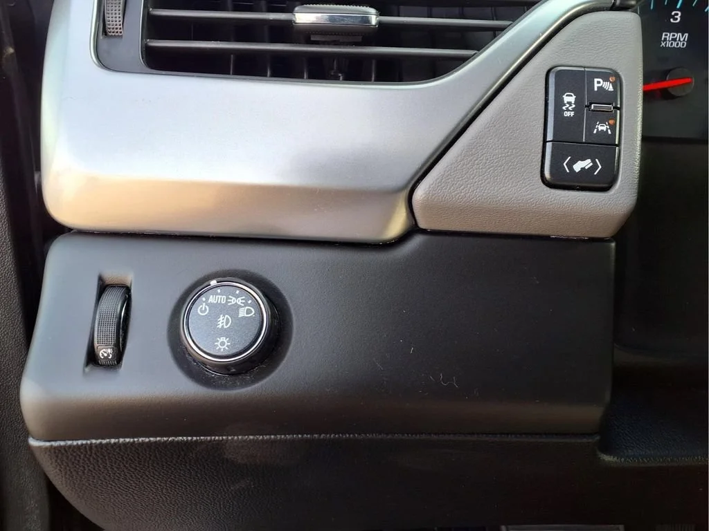 Used 2020 SHADOW GRAY METALLIC Chevrolet LT image 25