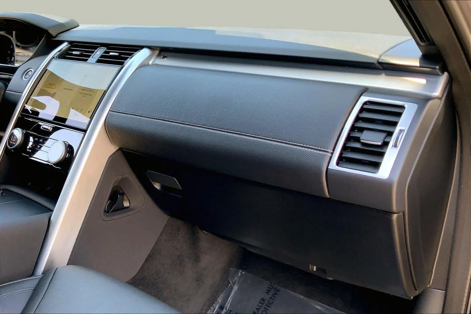Used 2025 Eiger Grey Metallic Land Rover Dynamic SE image 17