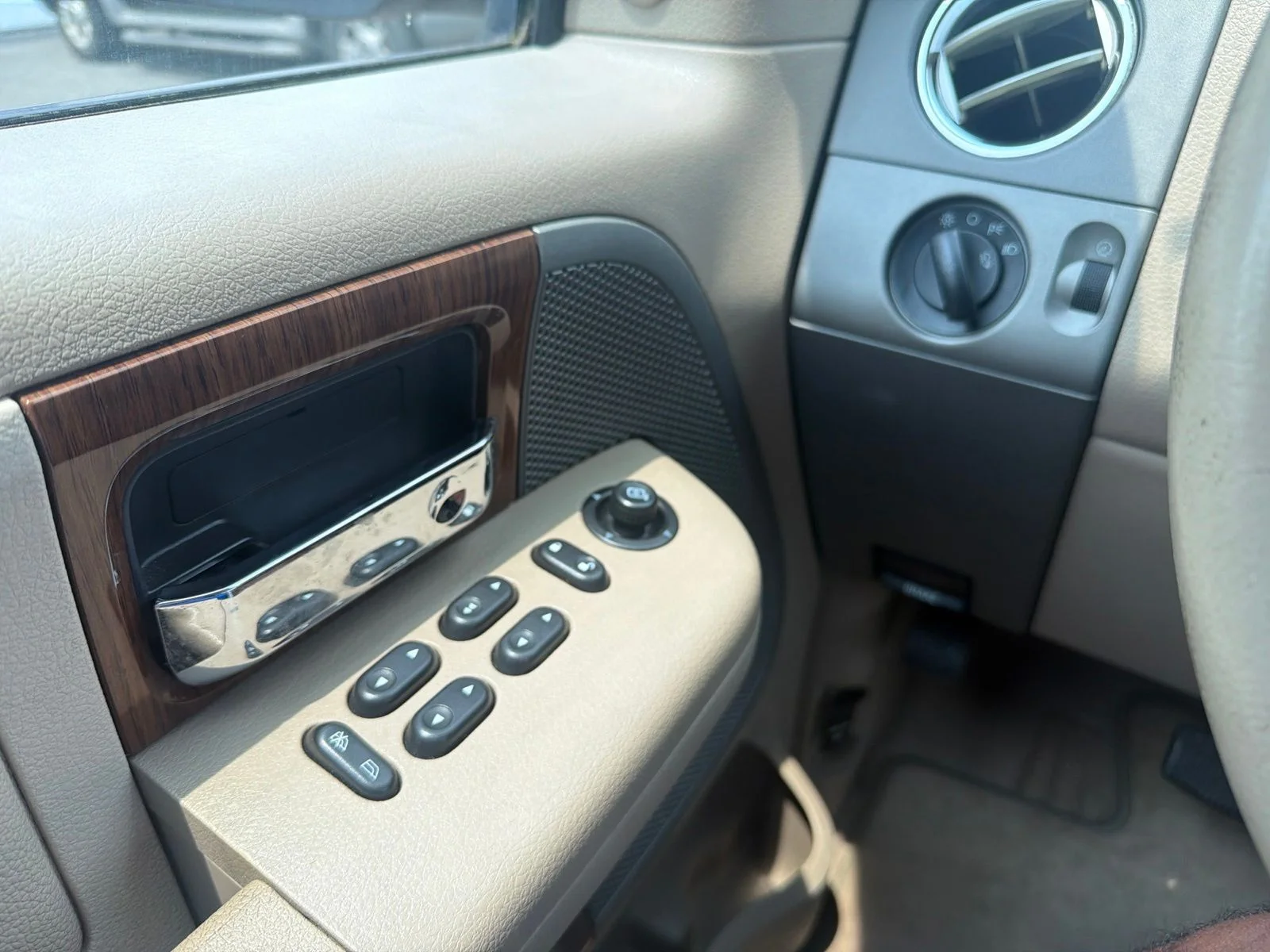 Used 2004 Red Ford Lariat image 18
