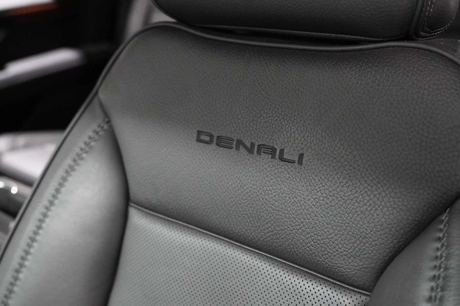 Used 2025 Sterling Metallic GMC Denali image 12
