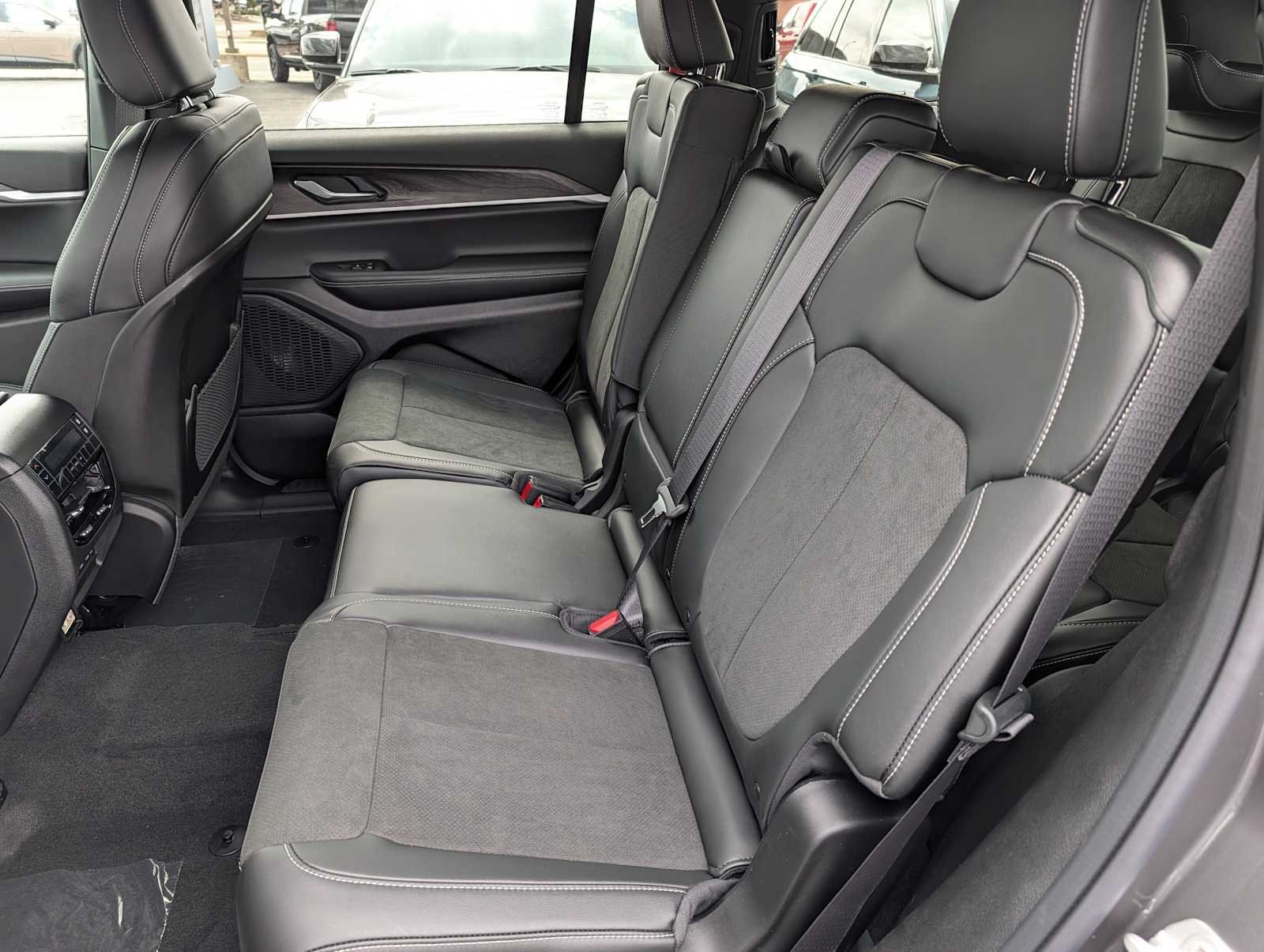 New 2026 Baltic Gray Metallic Clear-Coat Exterior Paint Jeep Laredo Altitude image 10