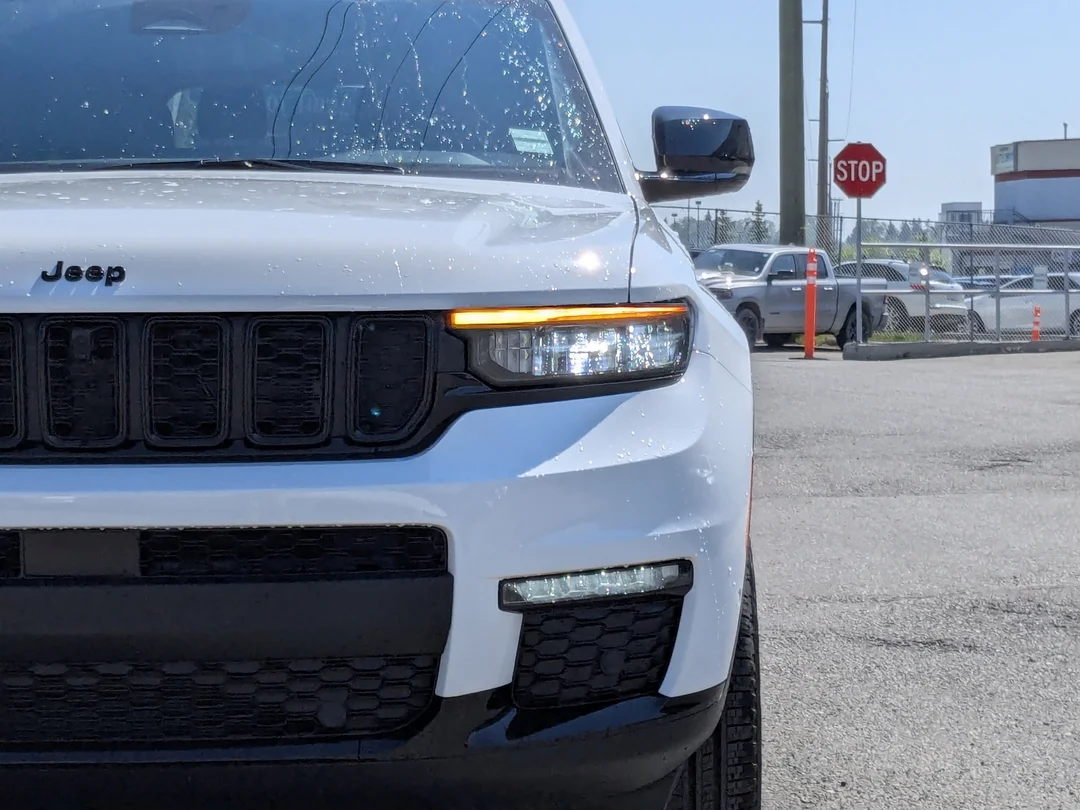 New 2025 White Jeep Limited - - 4x4 - Second row heated seats - Dual Pano Sunroof - Int FAM CAM & More! image 9