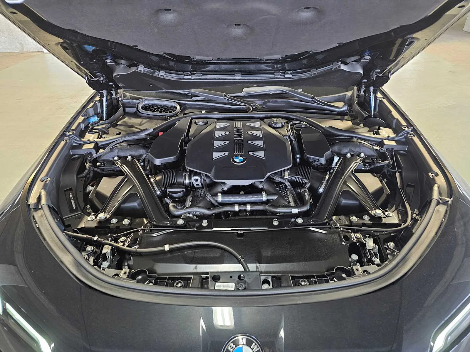 Used 2025 Black Sapphire Metallic BMW 760i xDrive image 9