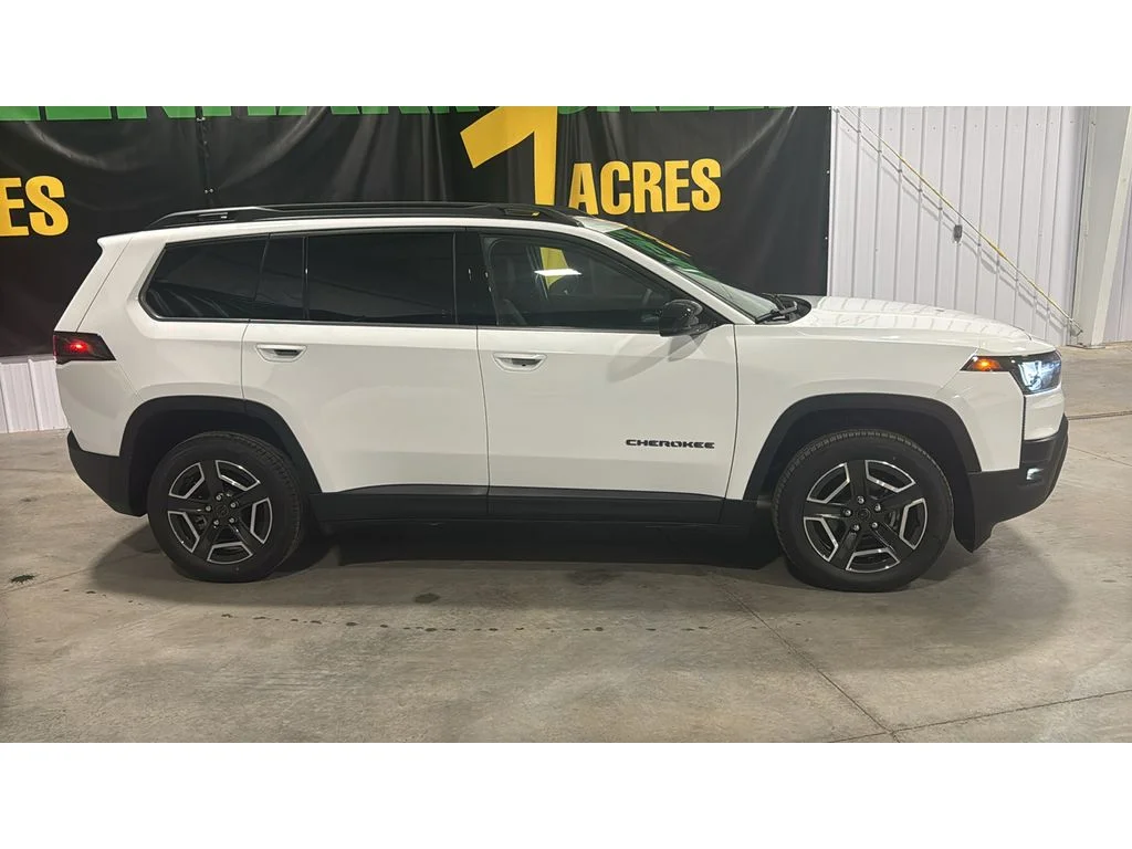 New 2026 Bright White Clear-Coat Exterior Paint Jeep Limited image 4