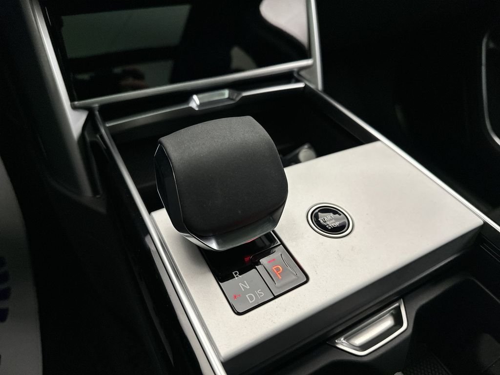 Used 2024 Fuji White Land Rover SE image 16