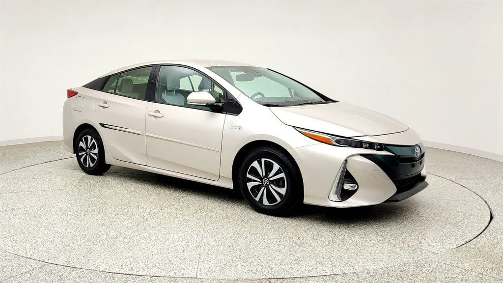 Used 2018 Titanium Glow Toyota Advanced image 3
